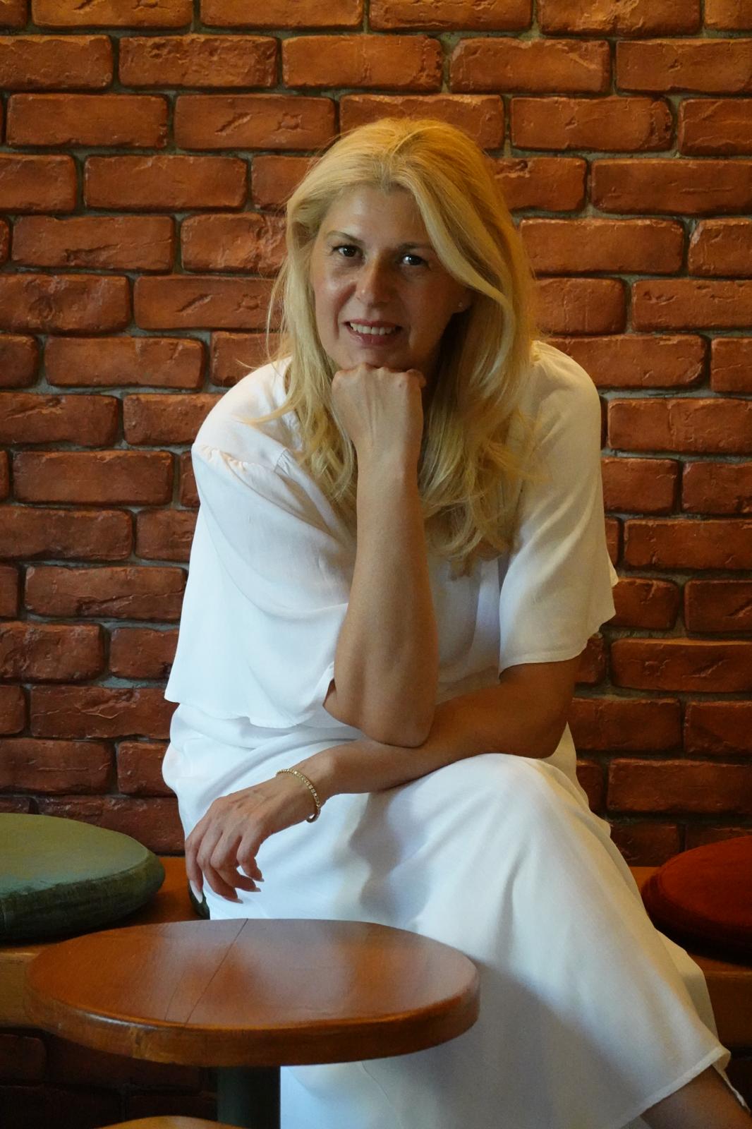 Elena Grisogono într-un spațiu primitor de atelier
