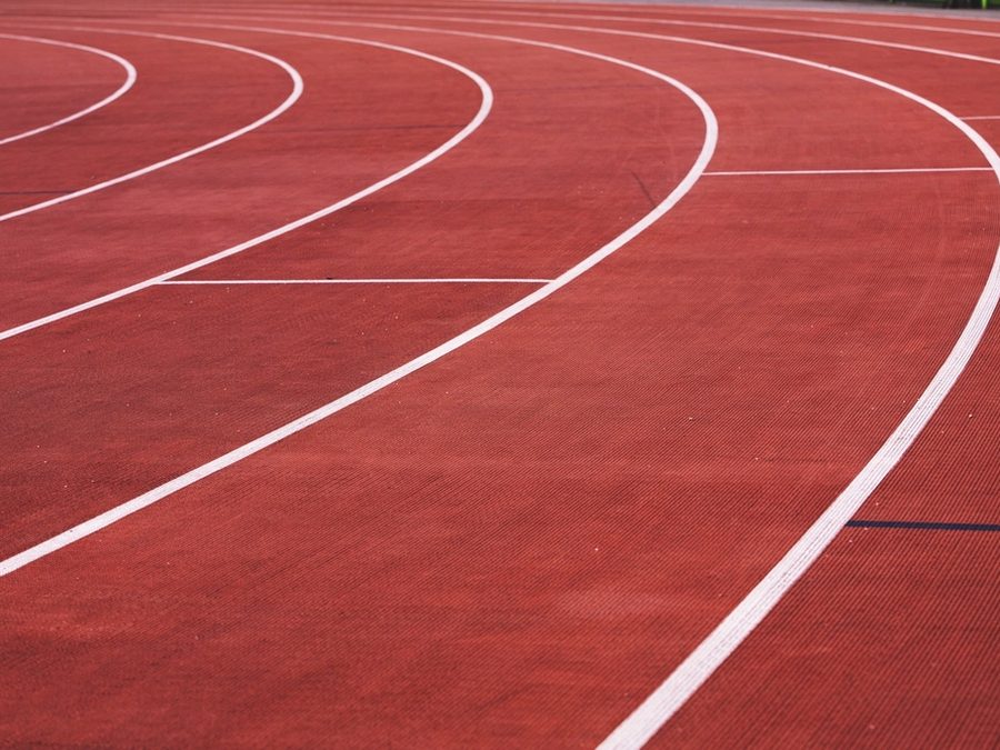 Pistă de atletism cu linii curbe, văzută de aproape